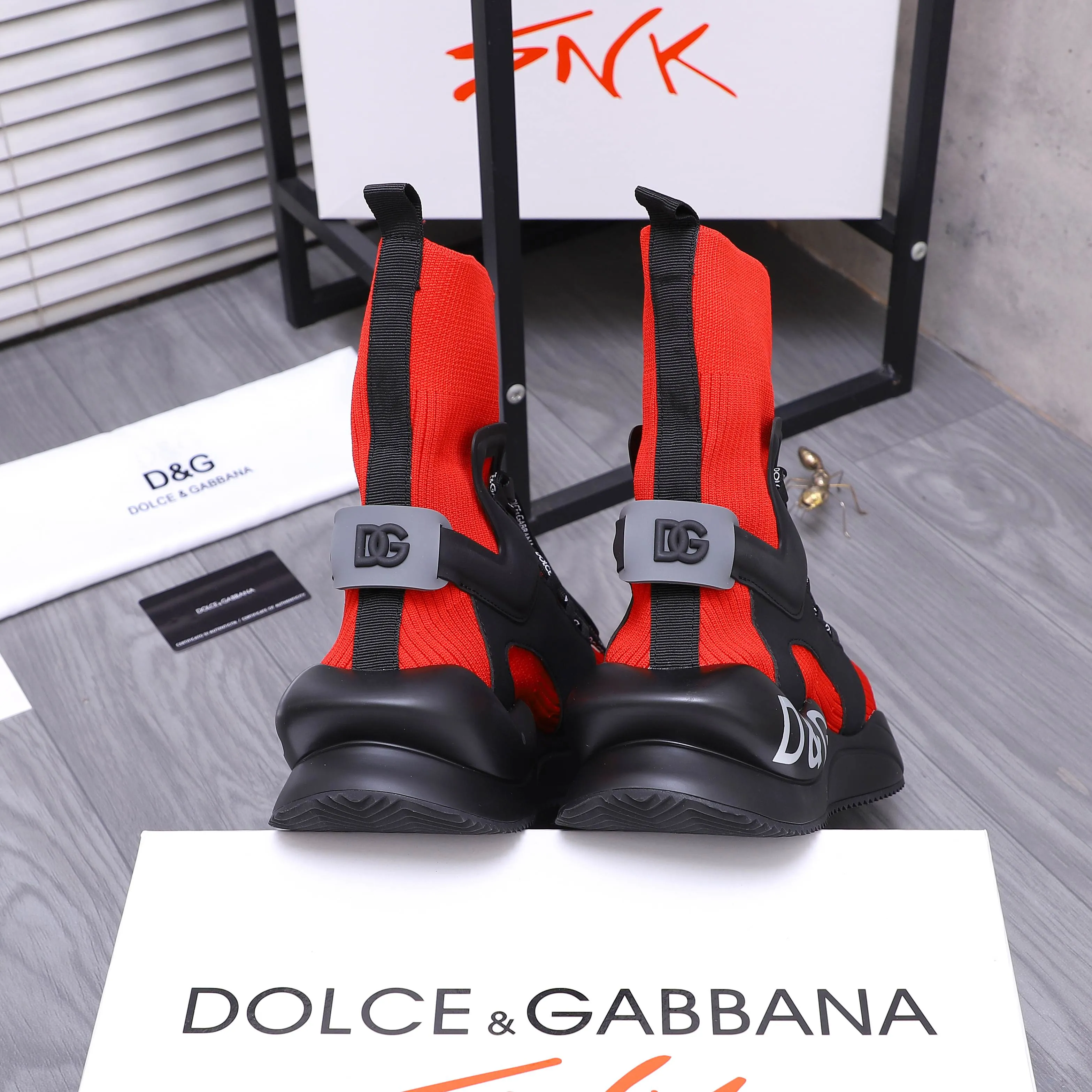 Men's shoes 💰442 Product trademark: DG (Dolce & Gabbana) casual shoes for couples. Regular size: 36-46 (45.46 is custom-made and non-returnable) Product materials: Selected knitted breathable spliced ​​cowhide upper, cowhide insole, original outsole